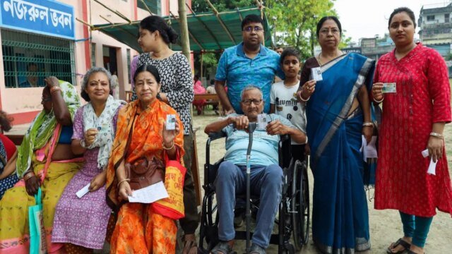 Ravindra Jadeja celebrates with teammates the wicket of Lucknow Super Giants' Nicholas Pooran (Picture credit: AP)