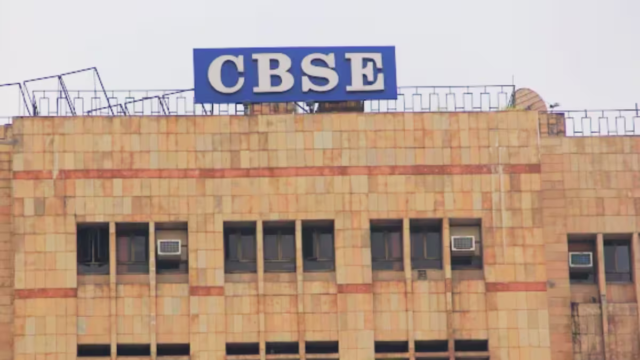 Mohammed Shami celebrates with teammates the wicket of Sunrisers Hyderabad's Travis Head (Picture credit: AP)