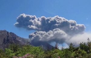 Japan volcano erupts sending plumes of ash 3.4 km high Japan volcano erupts sending plumes of ash 3.4 km high
