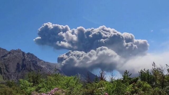 Japan volcano erupts sending plumes of ash 3.4 km high Japan volcano erupts sending plumes of ash 3.4 km high