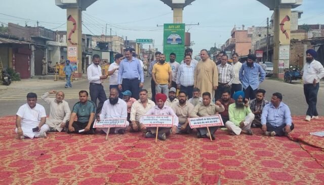 Traffic alert: Routes diverted for vehicles entering Himachal via Una Traffic alert: Routes diverted for vehicles entering Himachal via Una amid Mehatpur border protest - The Tribune