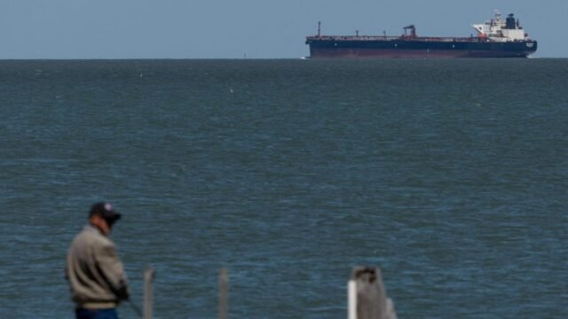 U.S.-sanctioned supertankers enter Gulf despite blockade