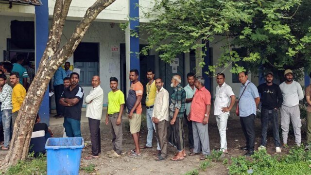 Follow DC Vs RCB live.(Creimas)